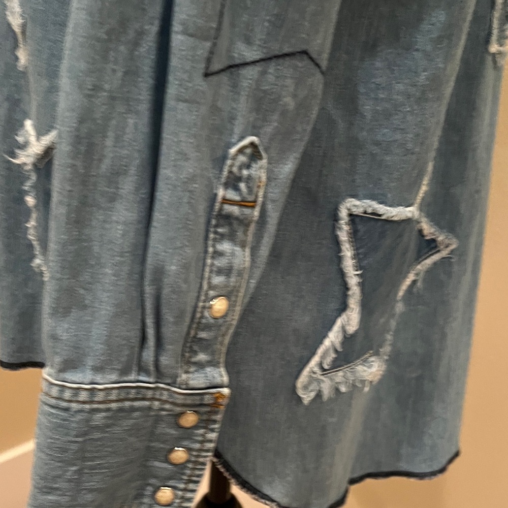 Wrangler Lainey Wilson Women's Cotton Light Blue Denim Jean shirt Size Small - Picture 7 of 9